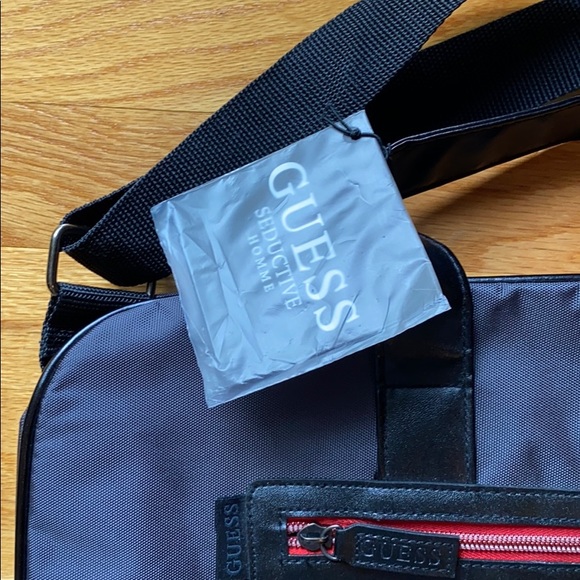 Guess Duffle - Picture 2 of 4